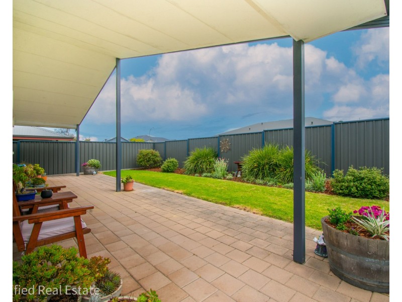10 Hogarth Road, Mckail WA 6330