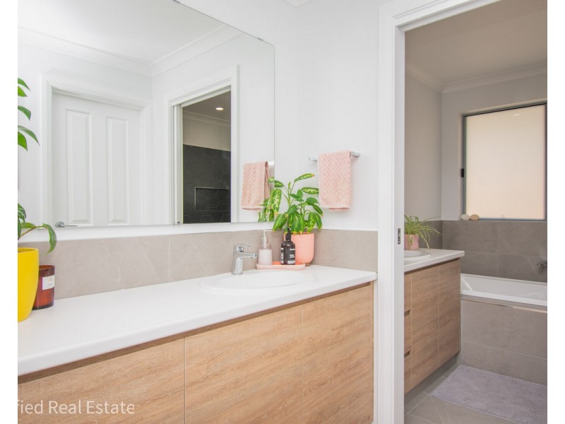 2 Teatree Way, Yakamia WA 6330