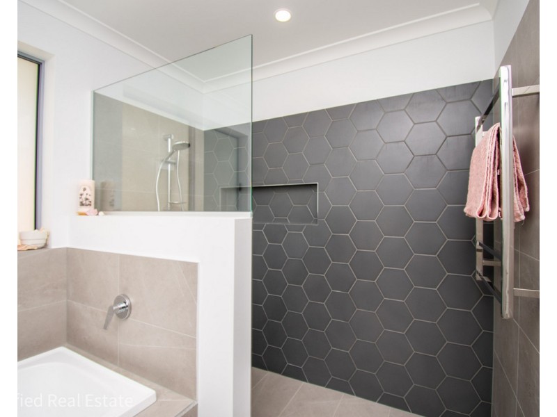 2 Teatree Way, Yakamia WA 6330