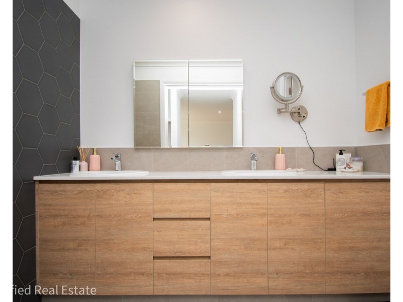 2 Teatree Way, Yakamia WA 6330