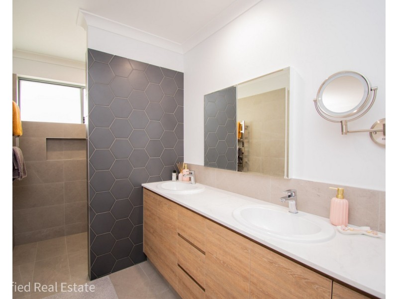 2 Teatree Way, Yakamia WA 6330