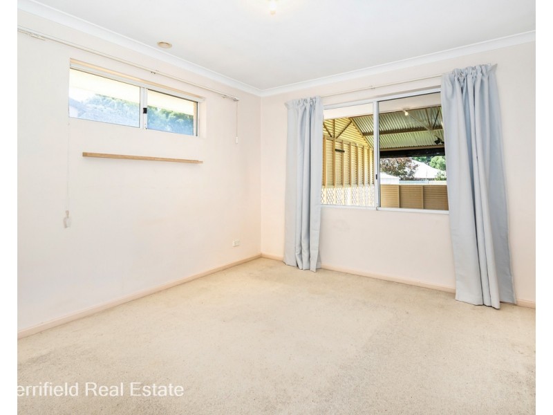 205 Bay View Drive, Little Grove WA 6330