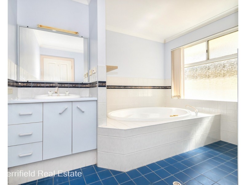 205 Bay View Drive, Little Grove WA 6330