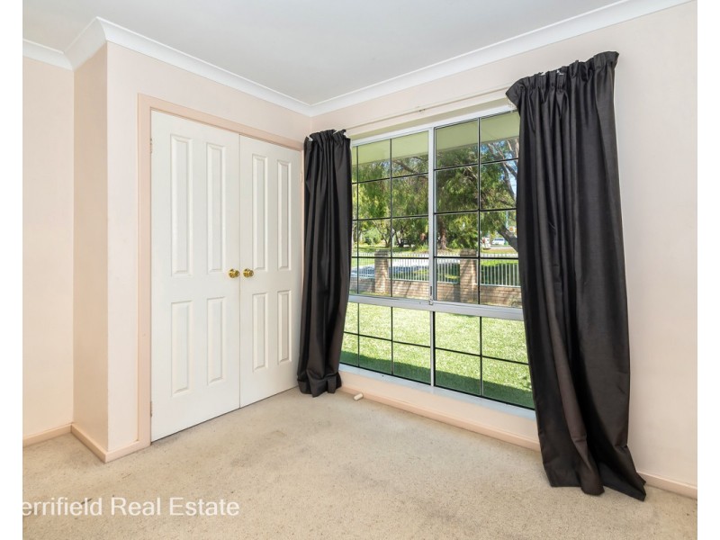 205 Bay View Drive, Little Grove WA 6330