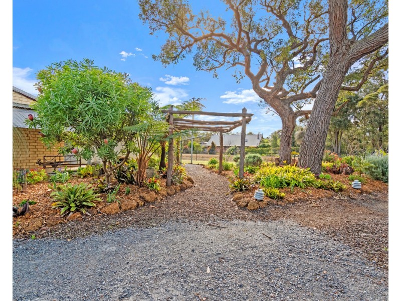 11 Redmond West Road, Redmond WA 6327