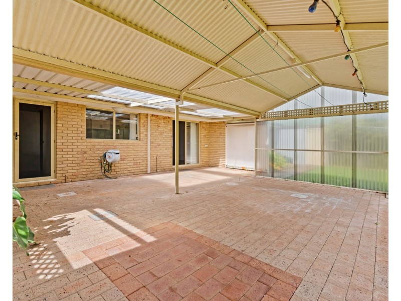 77 Le Grande Avenue, Orana WA 6330