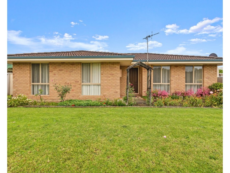 77 Le Grande Avenue, Orana WA 6330