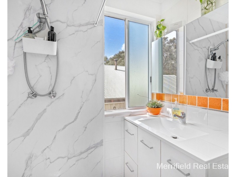 9 King George Street, Little Grove WA 6330