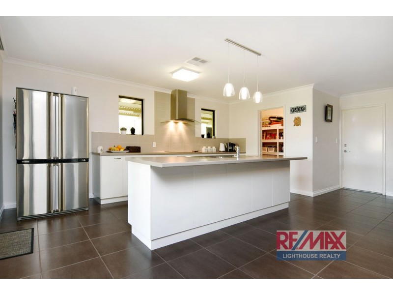 10 Peninsula Lakes Drive, Eaton WA 6232