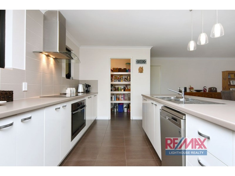 10 Peninsula Lakes Drive, Eaton WA 6232