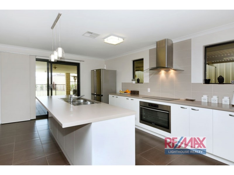 10 Peninsula Lakes Drive, Eaton WA 6232