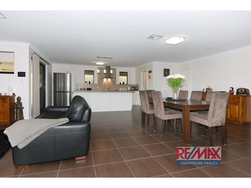 10 Peninsula Lakes Drive, Eaton WA 6232