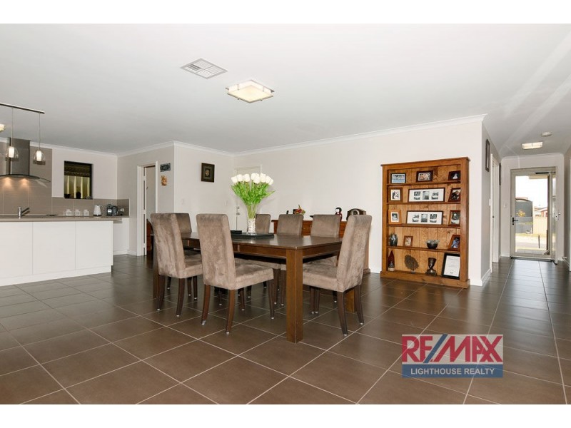 10 Peninsula Lakes Drive, Eaton WA 6232