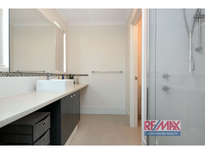 10 Peninsula Lakes Drive, Eaton WA 6232