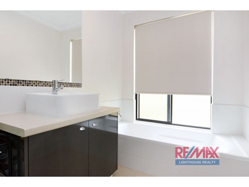 10 Peninsula Lakes Drive, Eaton WA 6232