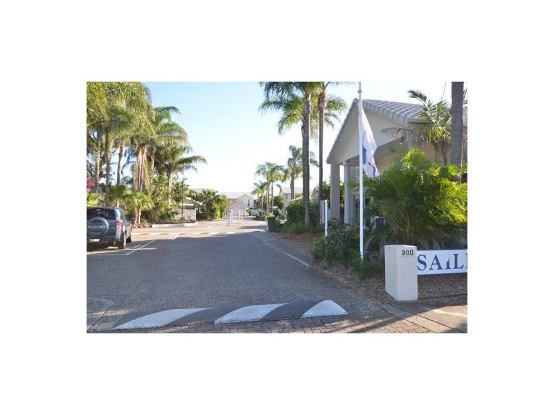 300 Cottesloe Drive, Mermaid Waters QLD 4218