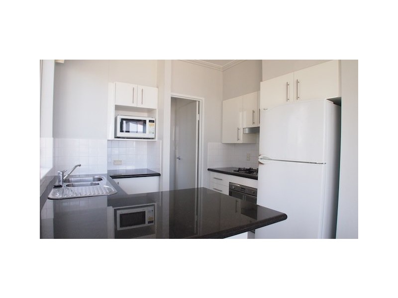 5 Woodroffe Avenue, Main Beach QLD 4217