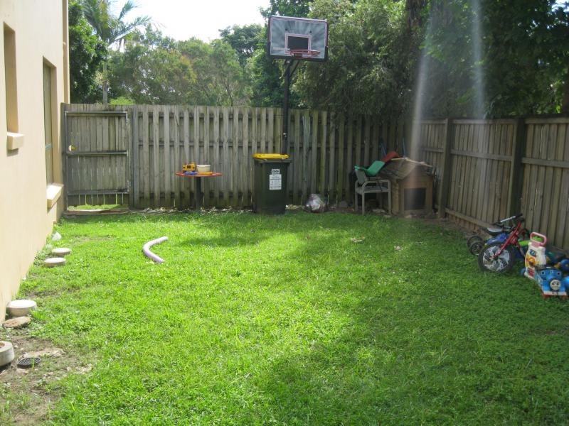 1/156 Greenacre Drive, Arundel QLD 4214