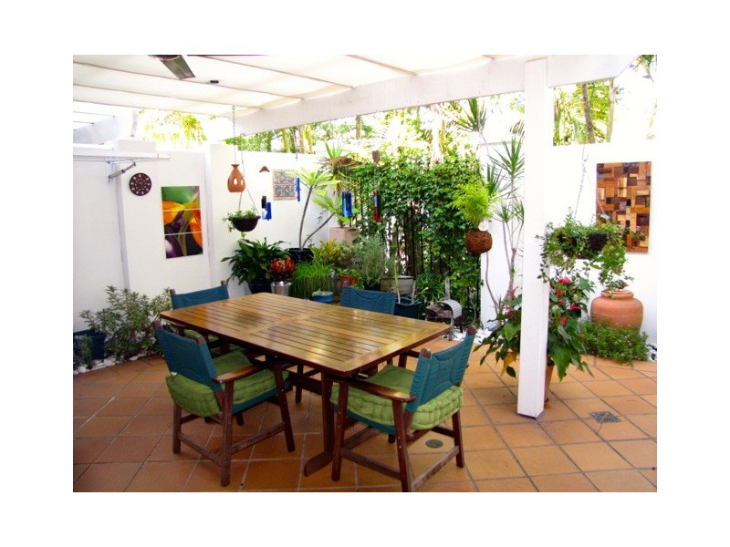 2/100 Cotlew St East, Southport QLD 4215