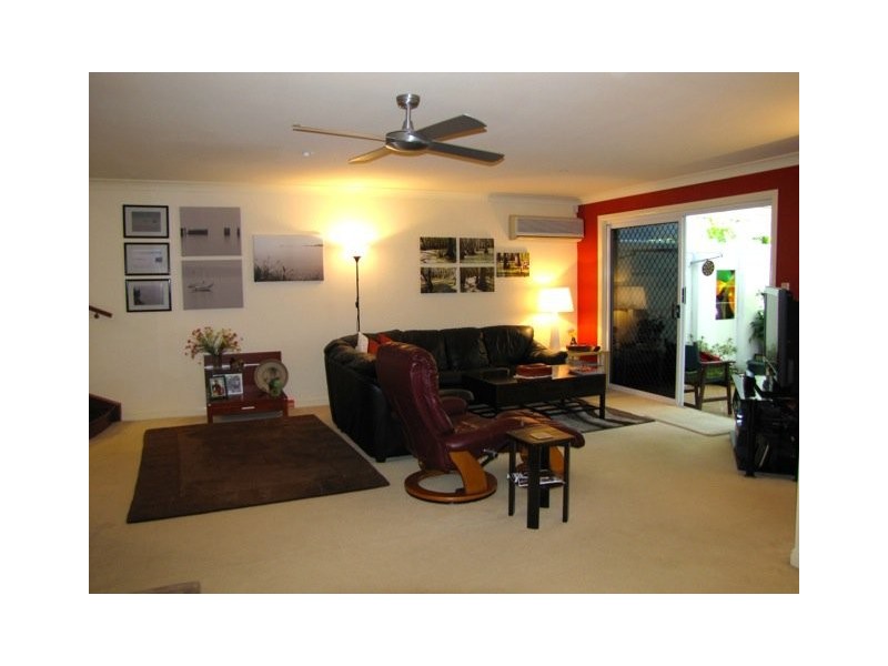 2/100 Cotlew St East, Southport QLD 4215