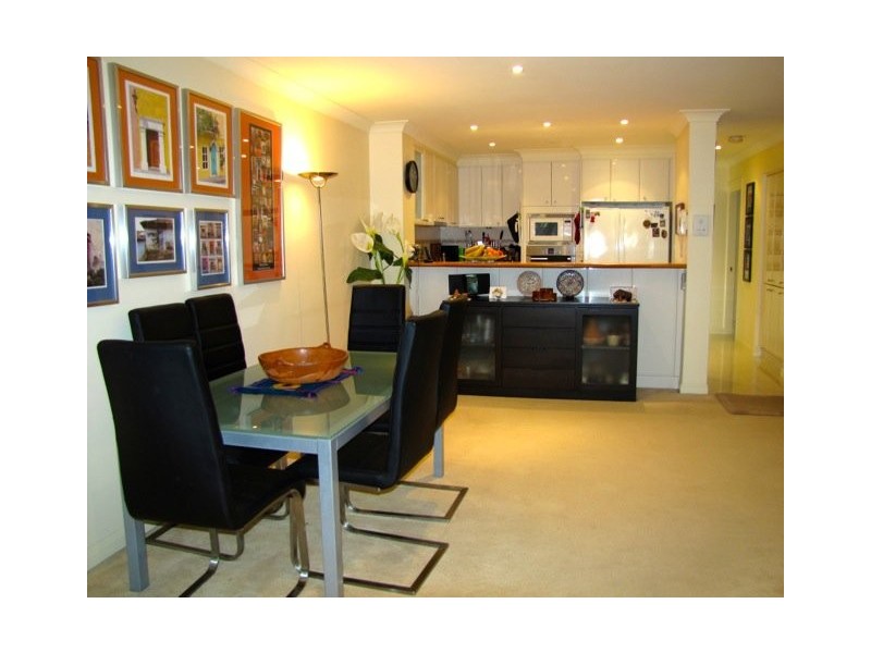 2/100 Cotlew St East, Southport QLD 4215