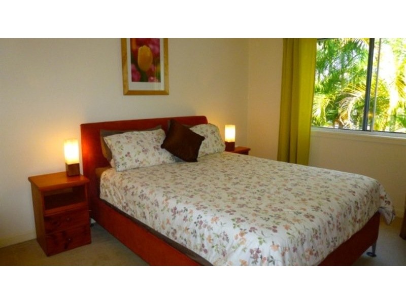 2/100 Cotlew St East, Southport QLD 4215