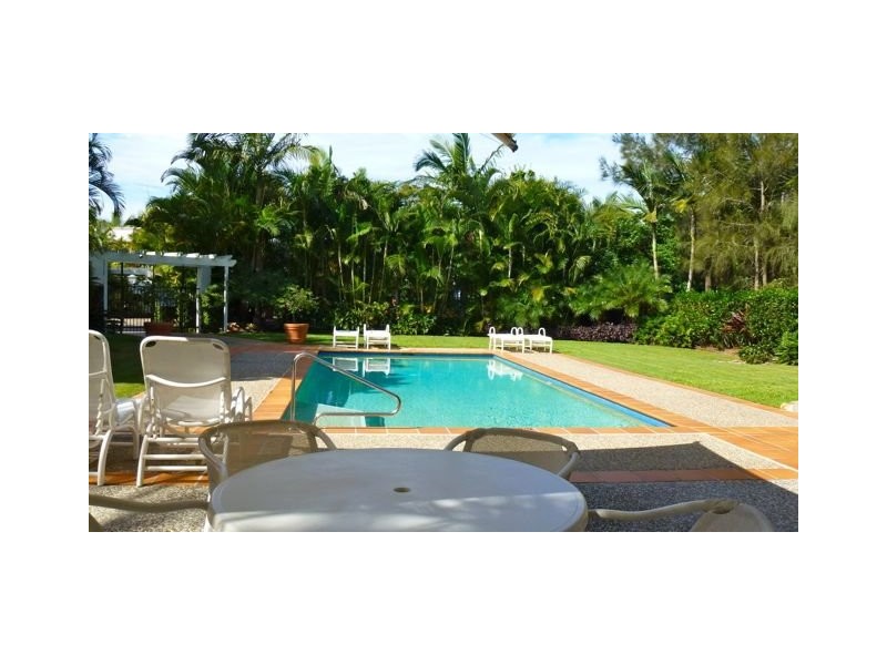 2/100 Cotlew St East, Southport QLD 4215