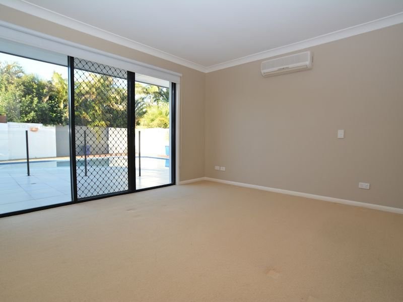 4 Kettlewell Chase, Arundel QLD 4214