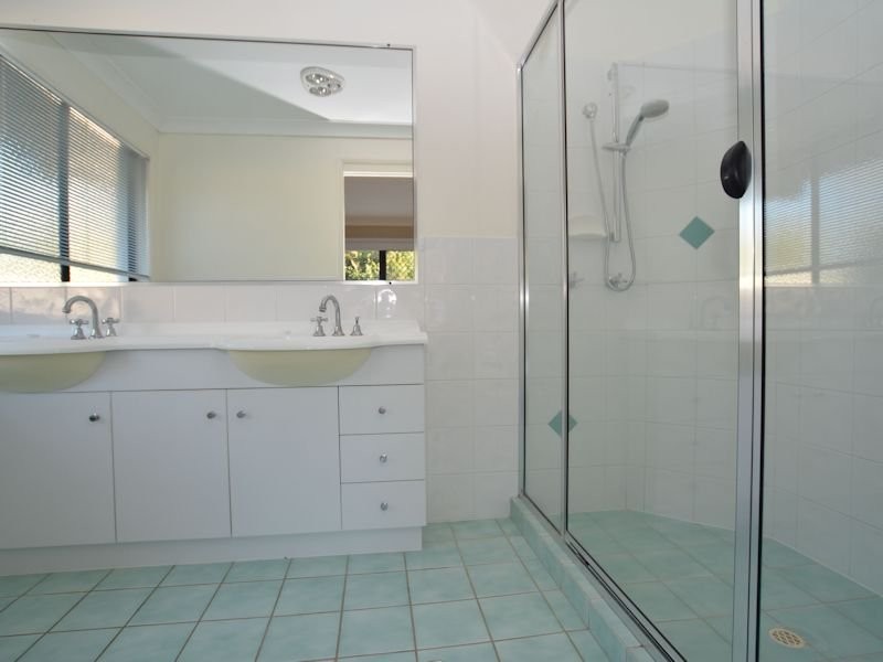 4 Kettlewell Chase, Arundel QLD 4214