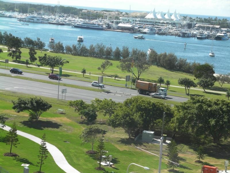 1 Como Crescent, Southport QLD 4215