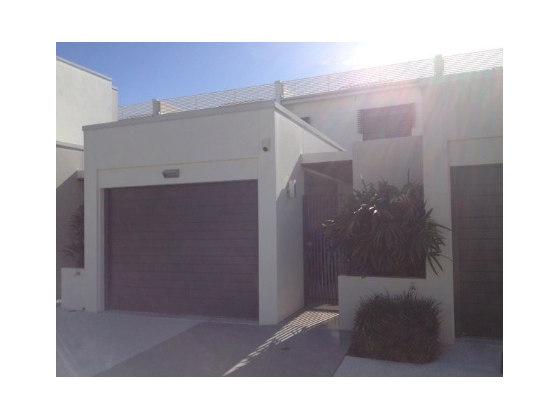 9 Moores Crescent, Varsity Lakes QLD 4227