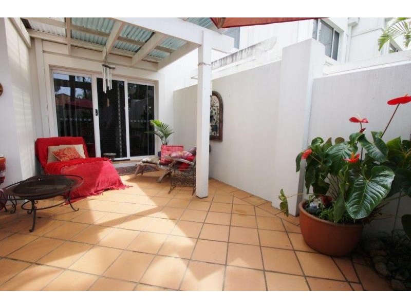 11/100 Cotlew St East, Southport QLD 4215