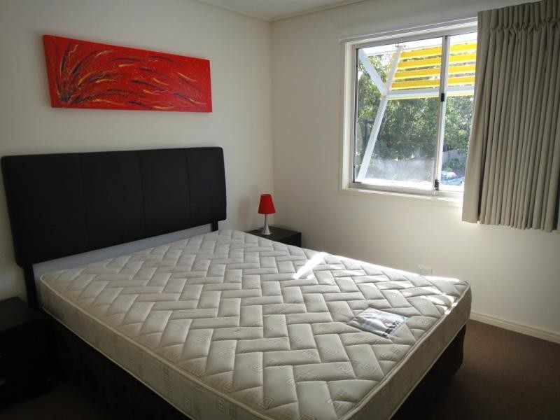 2/68 Pulgul Street, Urangan QLD 4655