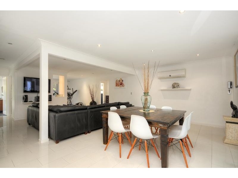 124 Savoy Drive, Broadbeach Waters QLD 4218