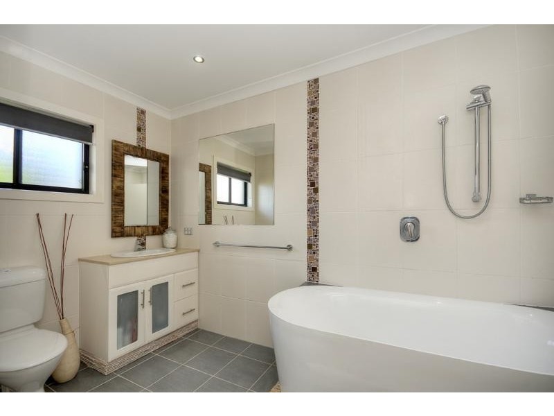 124 Savoy Drive, Broadbeach Waters QLD 4218