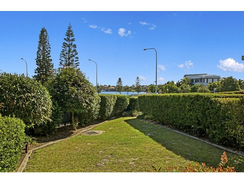 2/1 Grenada Way, Parrearra QLD 4575