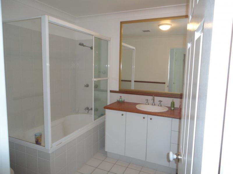 33/100 Cotlew St East, Southport QLD 4215