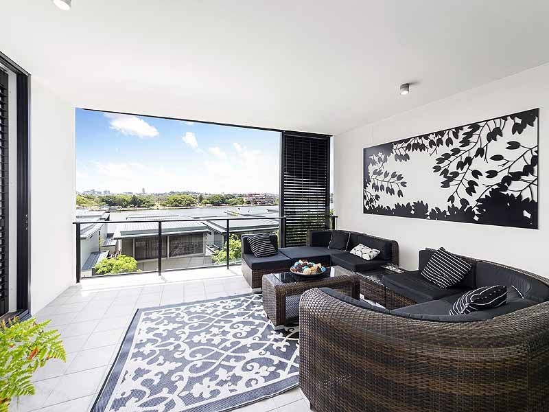 90 Wynnum Rd, Norman Park QLD 4170