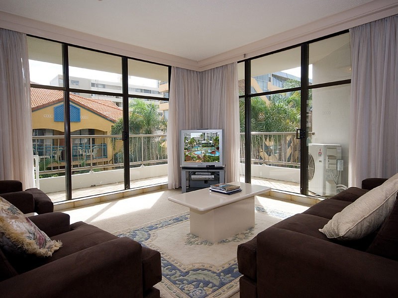 2/1 ALBERT AVENUE, Broadbeach QLD 4218