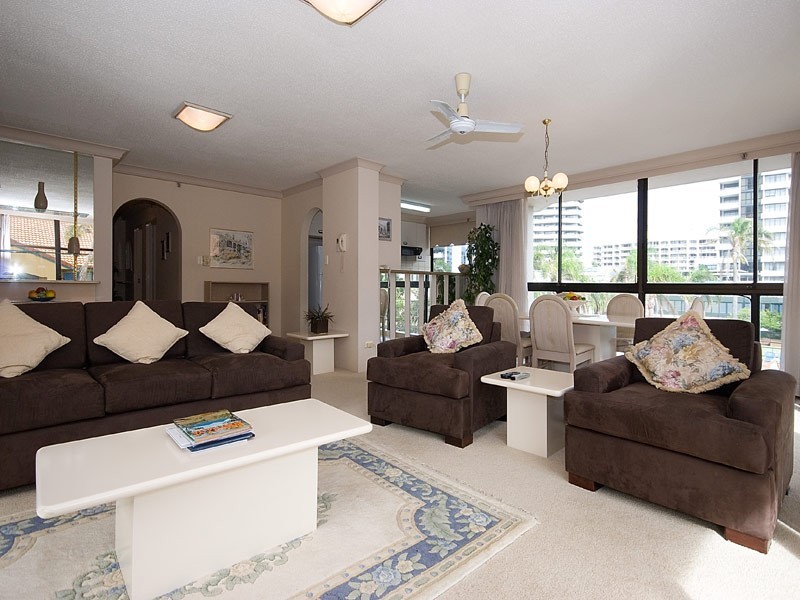2/1 ALBERT AVENUE, Broadbeach QLD 4218