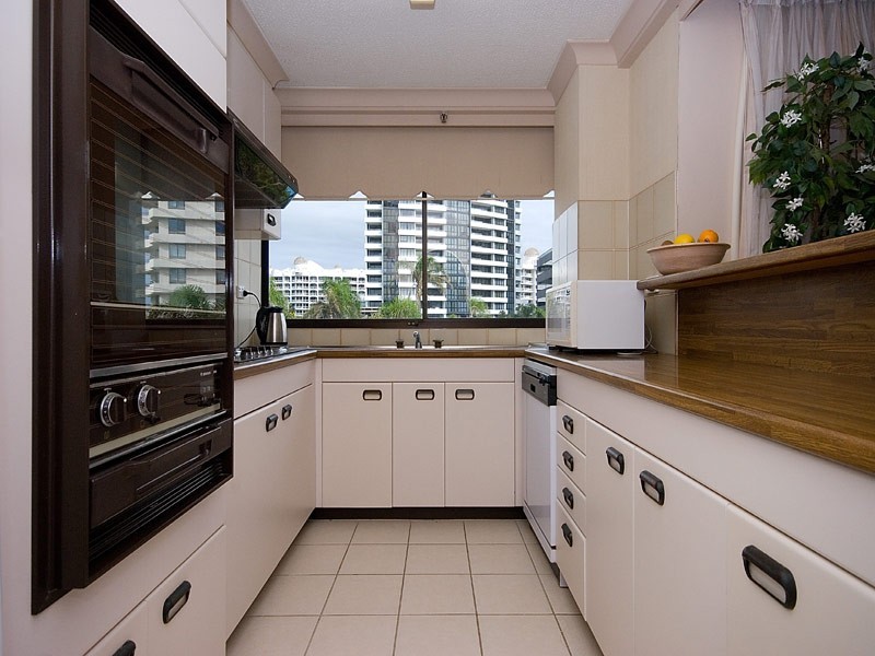 2/1 ALBERT AVENUE, Broadbeach QLD 4218