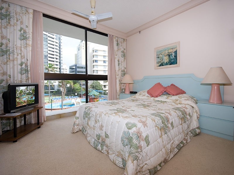 2/1 ALBERT AVENUE, Broadbeach QLD 4218
