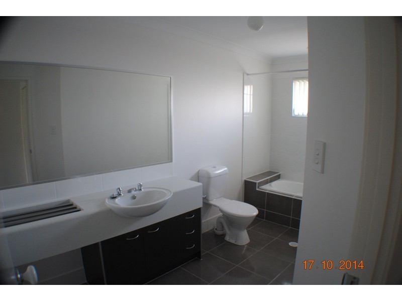 1 McAualey Parade, Pacific Pines QLD 4211