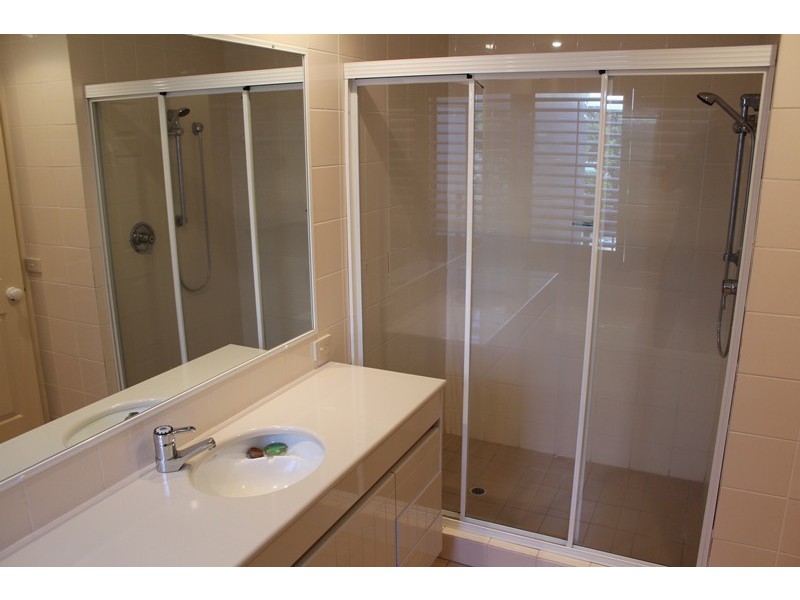4 Lippet/125 Santa Cruz Blvd, Clear Island Waters QLD 4226