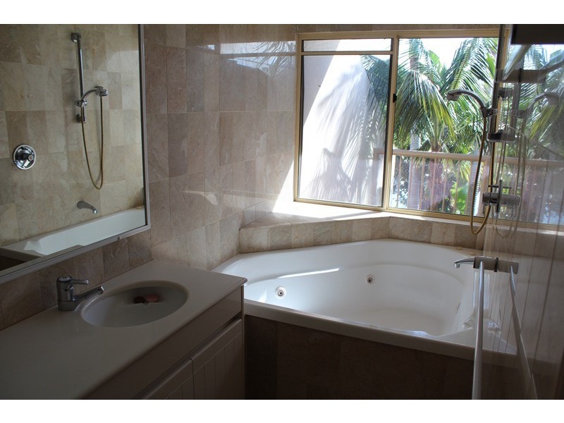 4 Lippet/125 Santa Cruz Blvd, Clear Island Waters QLD 4226