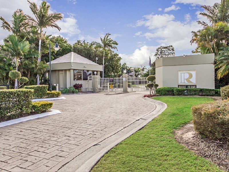 4/125 Santa Cruz Boulevard, Clear Island Waters QLD 4226