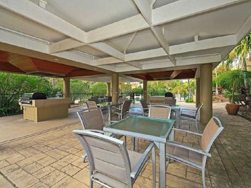 4/125 Santa Cruz Boulevard, Clear Island Waters QLD 4226