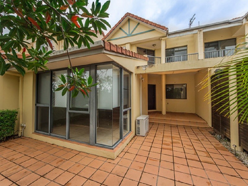 4/125 Santa Cruz Boulevard, Clear Island Waters QLD 4226