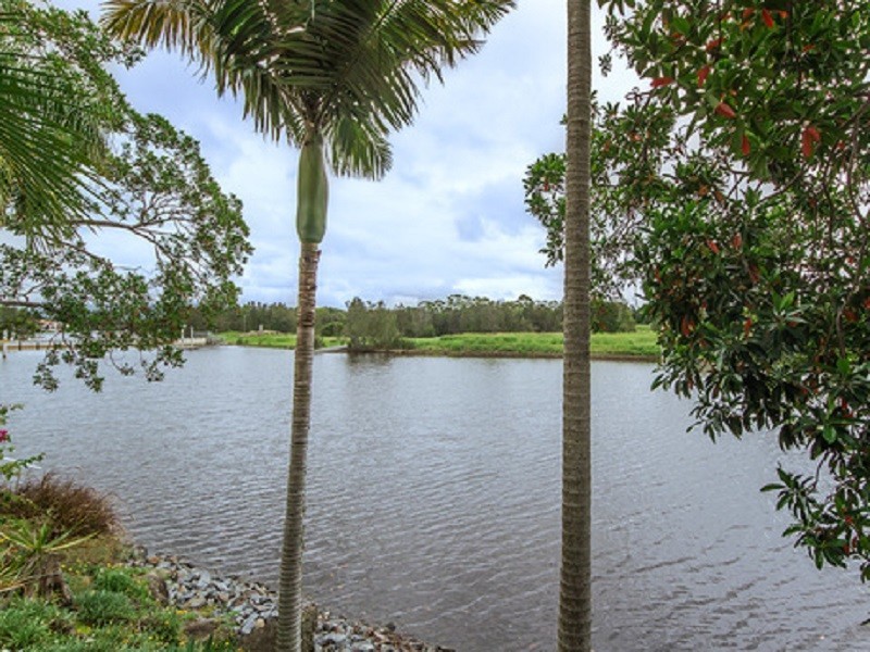 4/125 Santa Cruz Boulevard, Clear Island Waters QLD 4226