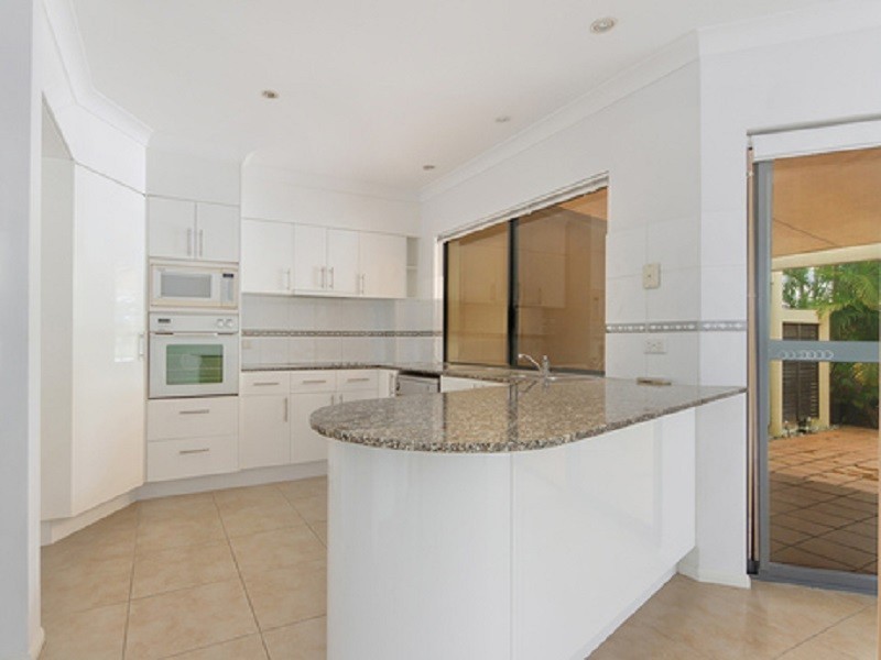 4/125 Santa Cruz Boulevard, Clear Island Waters QLD 4226